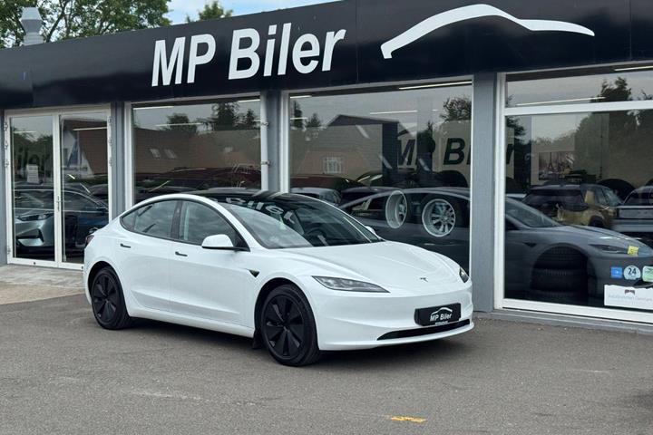 Hvid Tesla Model 3 fra 2024