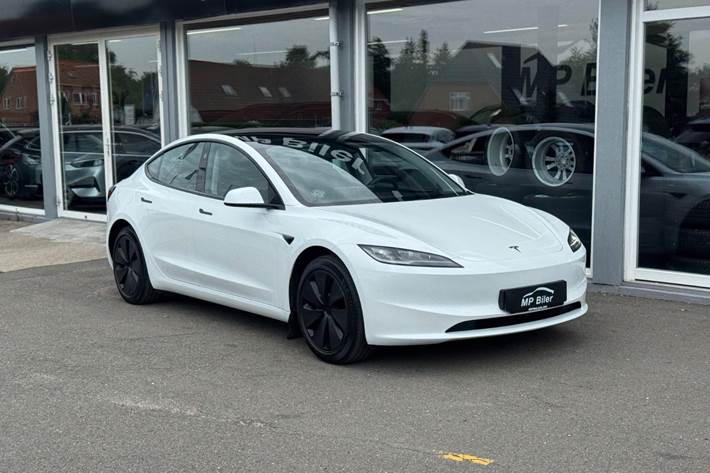 Hvid Tesla Model 3 fra 2024