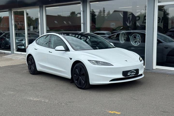 Hvid Tesla Model 3 fra 2024