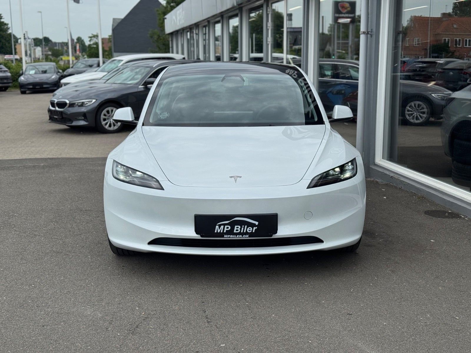 Hvid Tesla Model 3 fra 2024