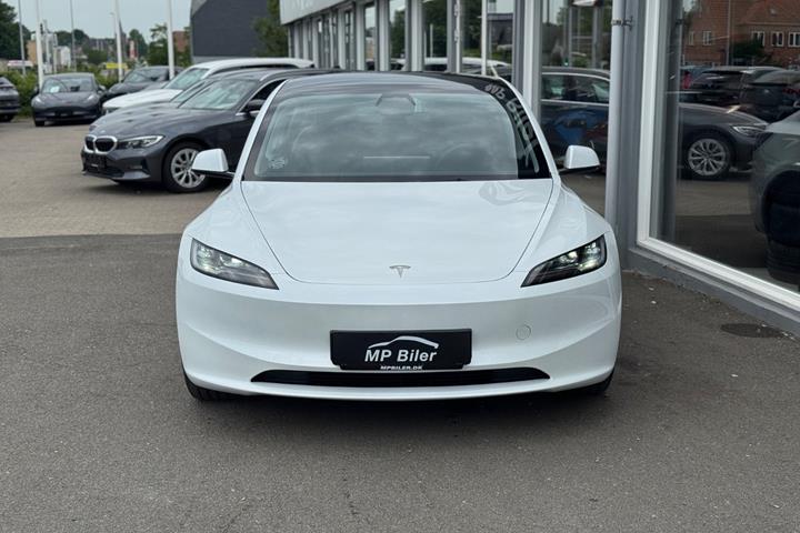 Hvid Tesla Model 3 fra 2024
