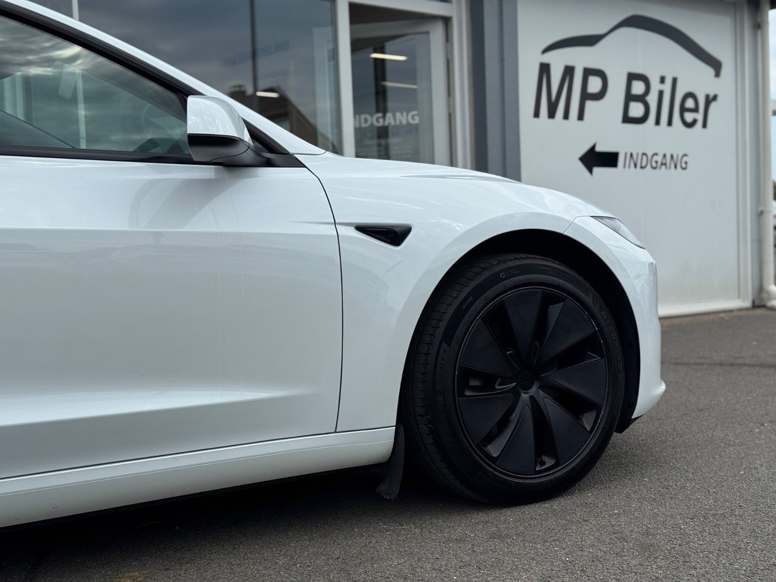 Hvid Tesla Model 3 fra 2024