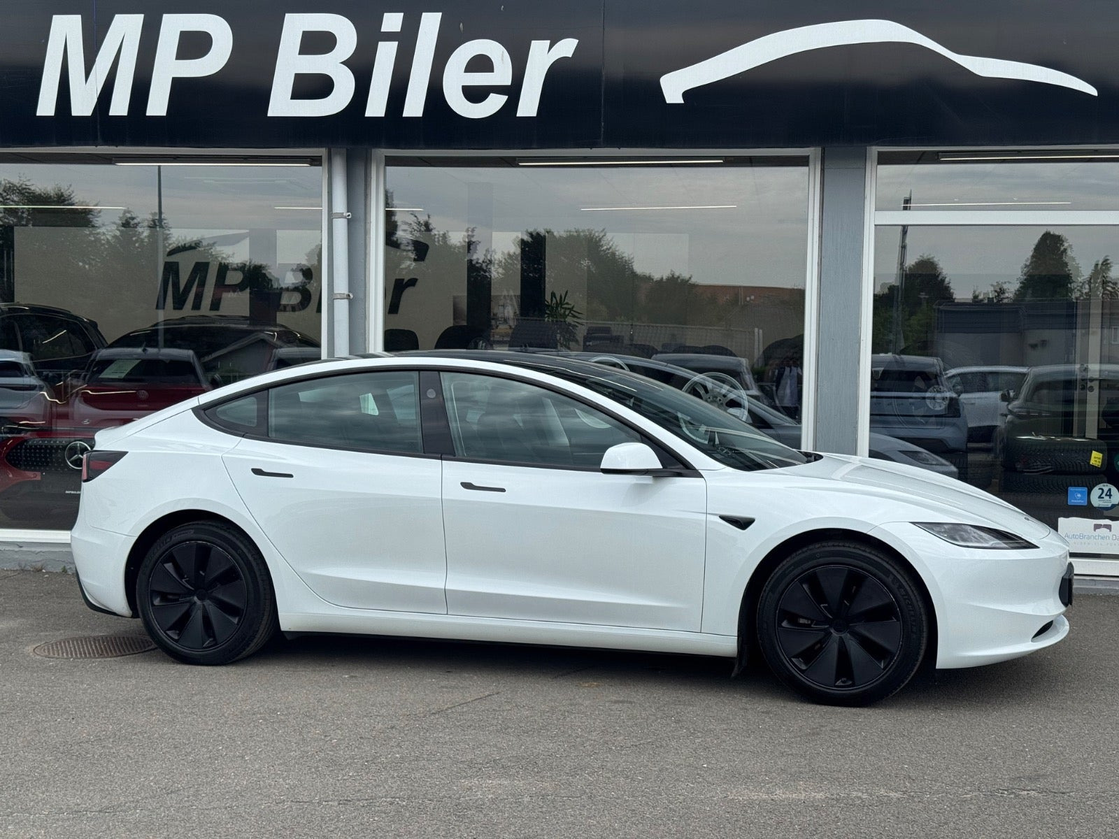 Hvid Tesla Model 3 fra 2024