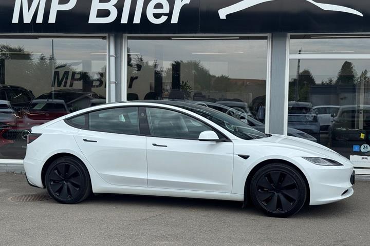Hvid Tesla Model 3 fra 2024