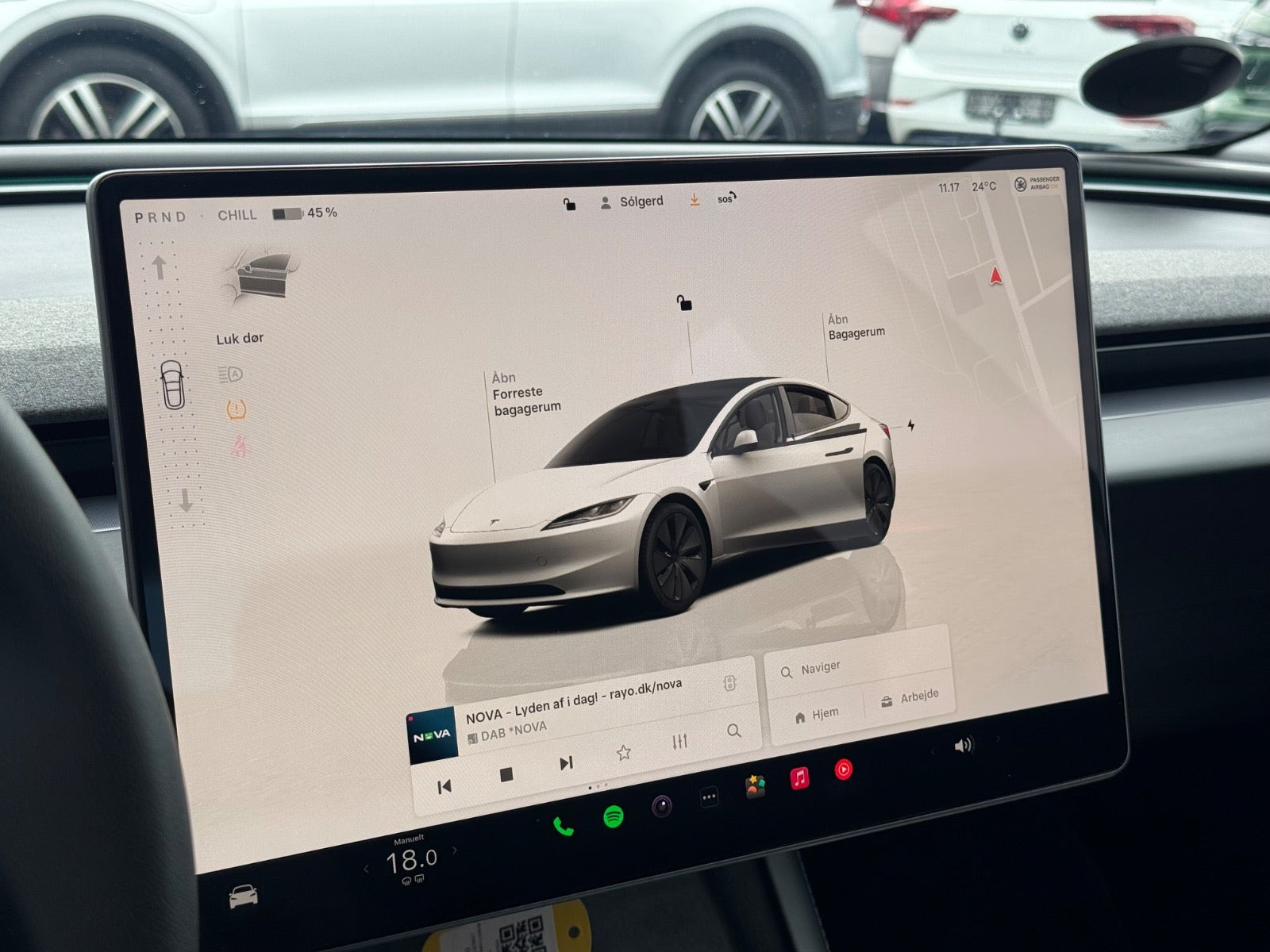 Hvid Tesla Model 3 fra 2024