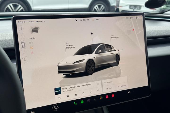 Hvid Tesla Model 3 fra 2024