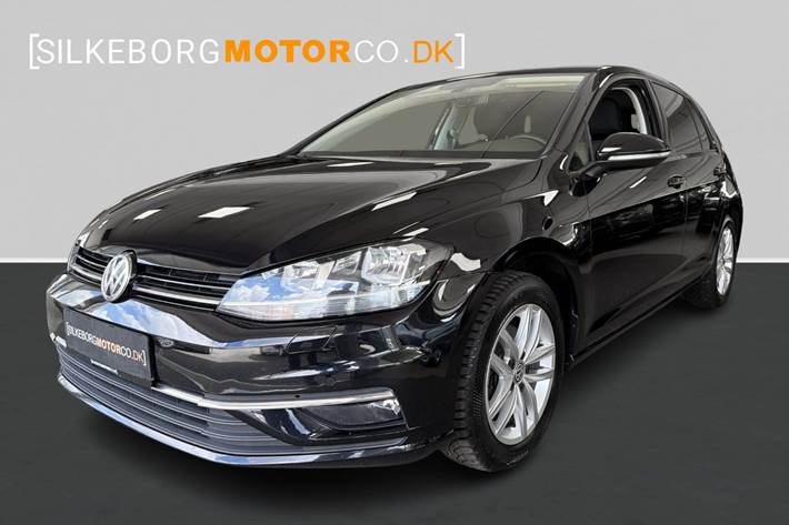 Sort VW Golf VII fra 2020 set udefra