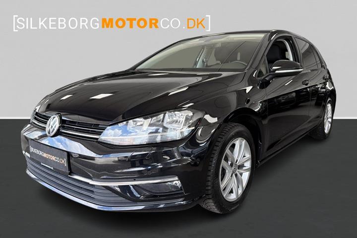 Sort VW Golf VII fra 2020 set udefra