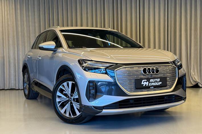 Sølv Audi Q4 e-tron fra 2023 set udefra
