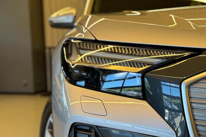 Sølv Audi Q4 e-tron fra 2023