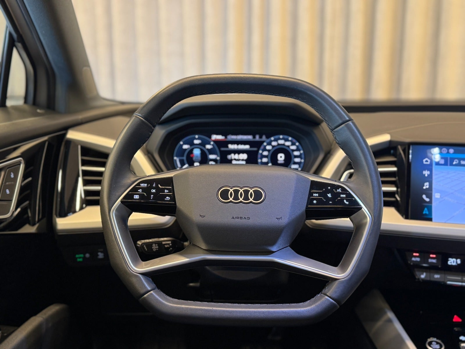 Sølv Audi Q4 e-tron fra 2023
