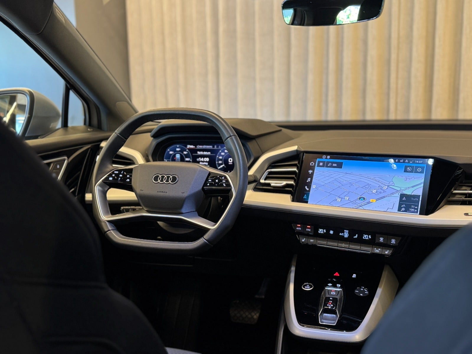 Sølv Audi Q4 e-tron fra 2023