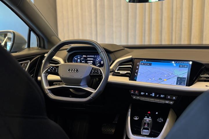 Sølv Audi Q4 e-tron fra 2023