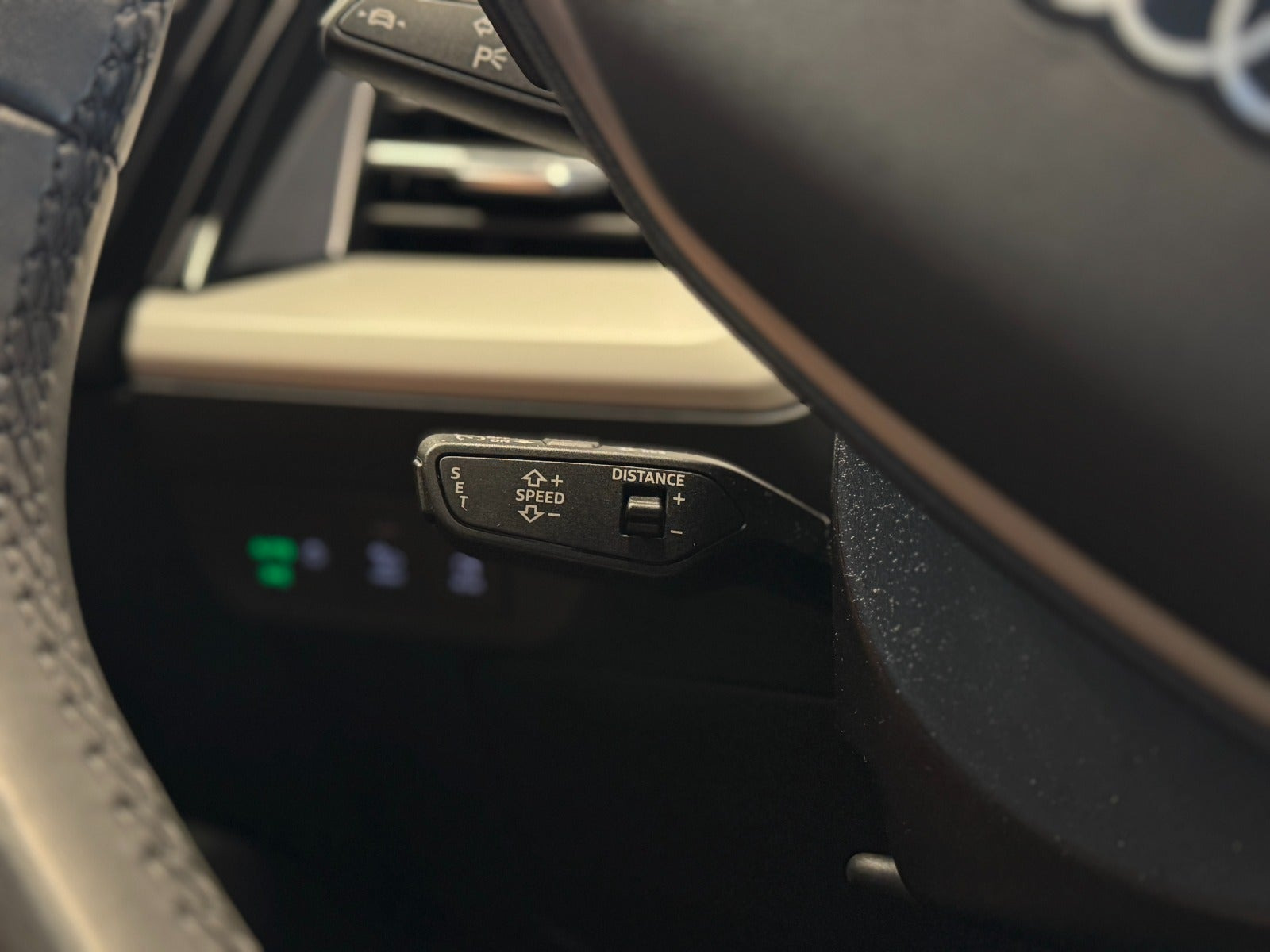 Sølv Audi Q4 e-tron fra 2023