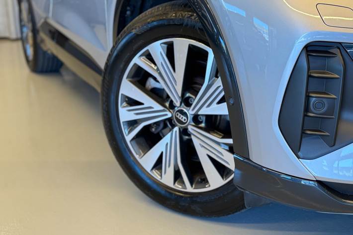 Sølv Audi Q4 e-tron fra 2023