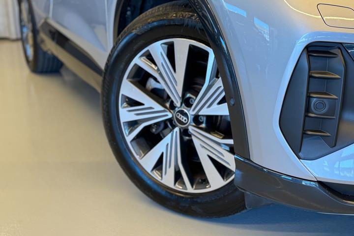 Sølv Audi Q4 e-tron fra 2023