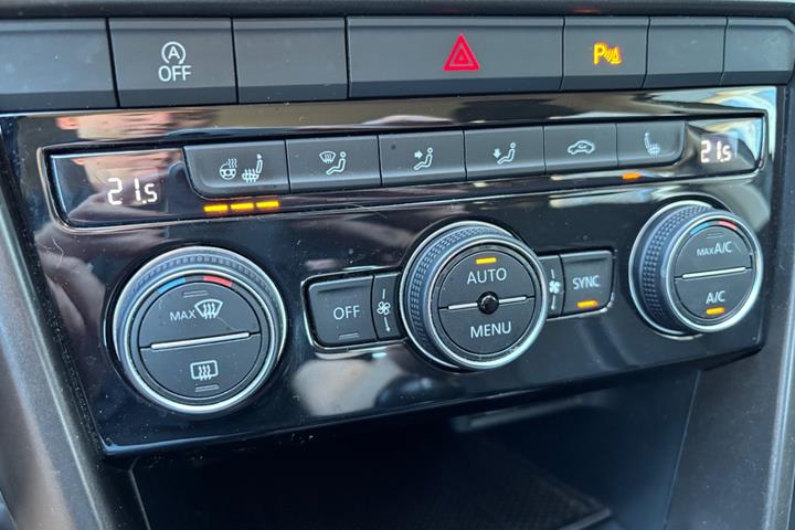 Grå VW T-Roc fra 2019