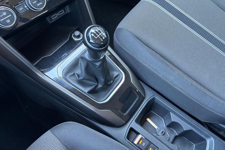 Grå VW T-Roc fra 2019