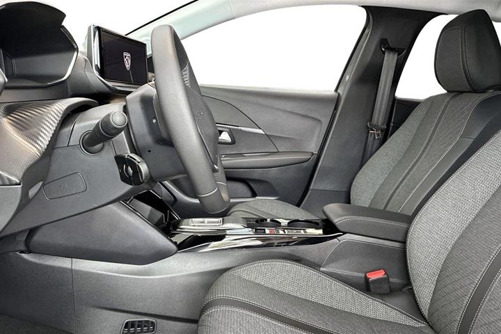 Grå Peugeot e-208 fra 2026