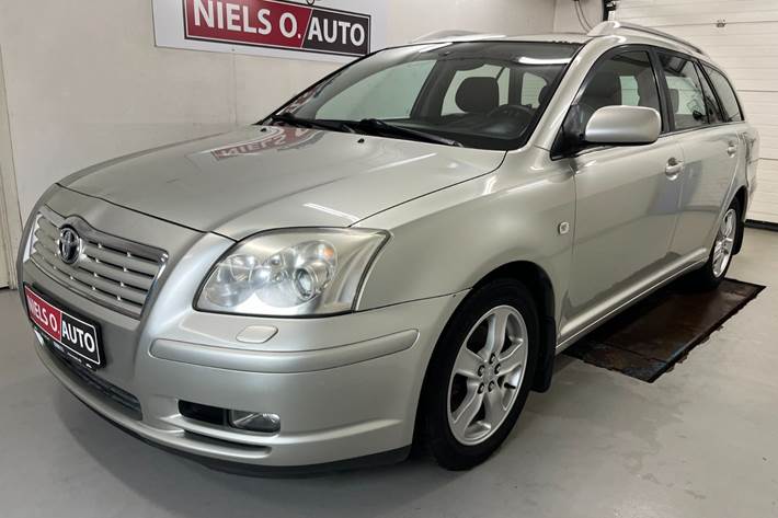 Orange Toyota Avensis fra 2006