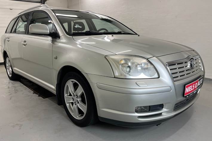 Orange Toyota Avensis fra 2006