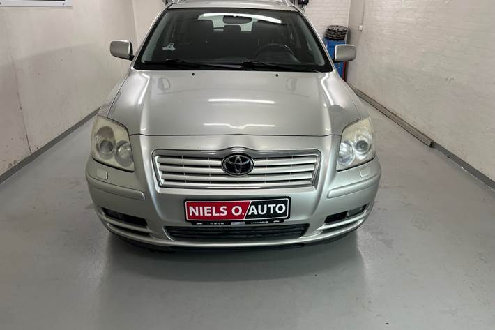 Orange Toyota Avensis fra 2006