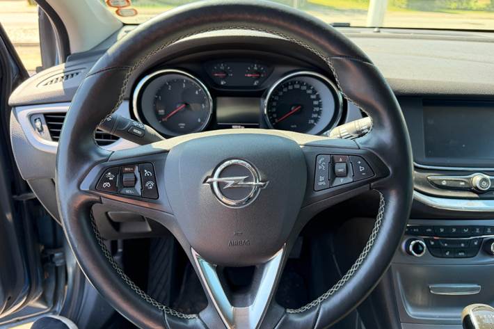Blå Opel Astra fra 2017