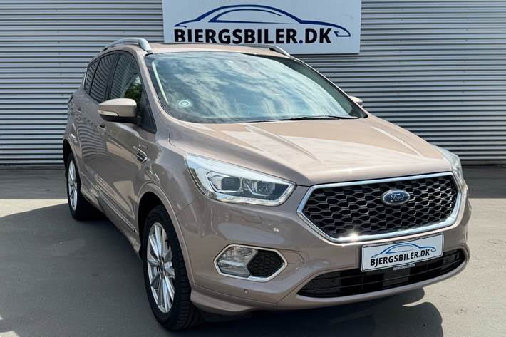 Beige Ford Kuga fra 2017 set udefra