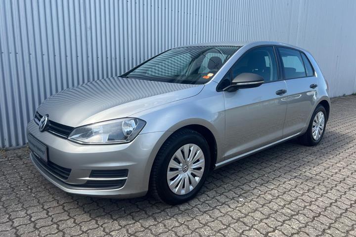 Sølv VW Golf VII fra 2014 set udefra