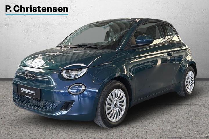 Blå Fiat 500e fra 2023 set udefra