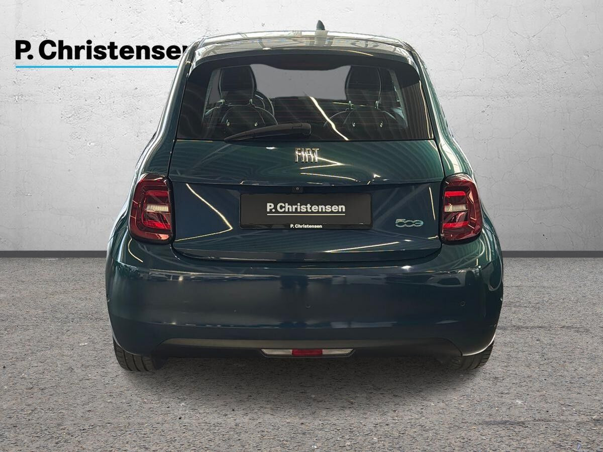 Blå Fiat 500e fra 2023