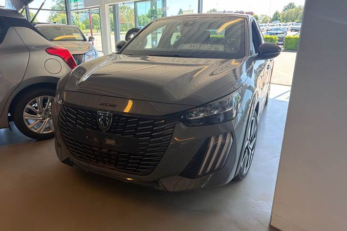 Grå Peugeot e-208 fra 2025