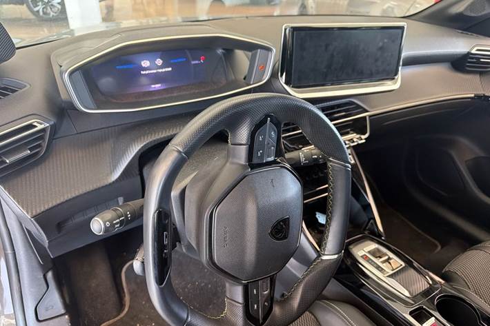 Grå Peugeot e-208 fra 2025