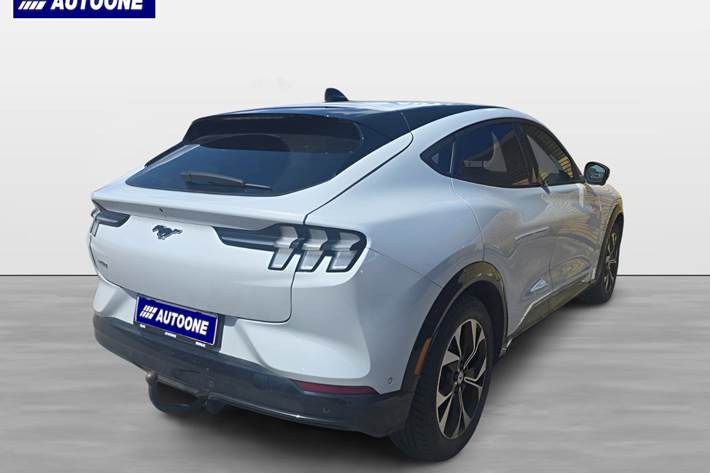 Hvid Ford Mustang Mach-E fra 2023