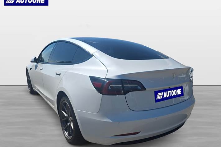 Hvid Tesla Model 3 fra 2021