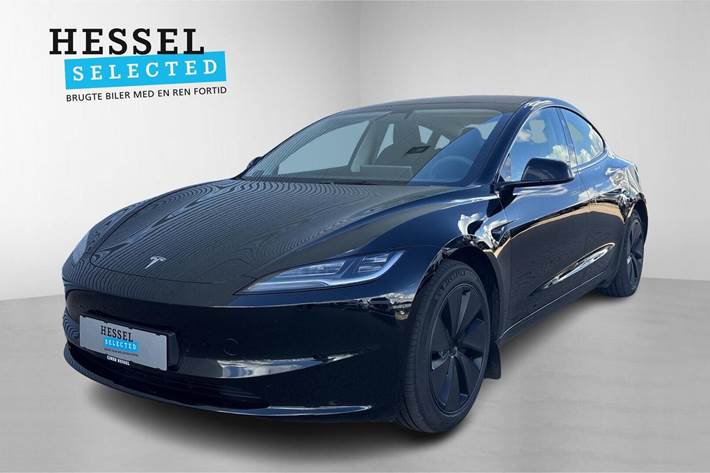 Sort Tesla Model 3 fra 2024 set udefra