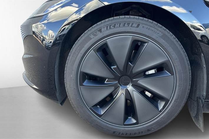 Sort Tesla Model 3 fra 2024