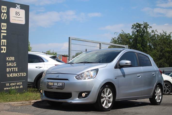 Sølv Mitsubishi Space Star fra 2015 set udefra