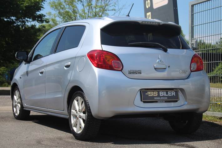 Sølv Mitsubishi Space Star fra 2015