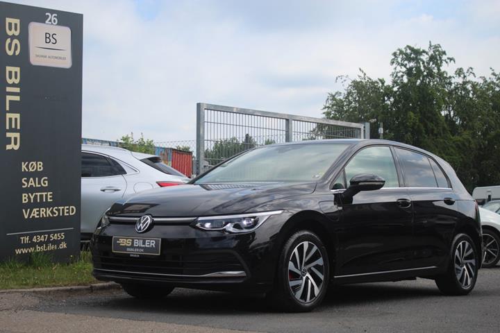 Sort VW Golf VIII fra 2021 set udefra