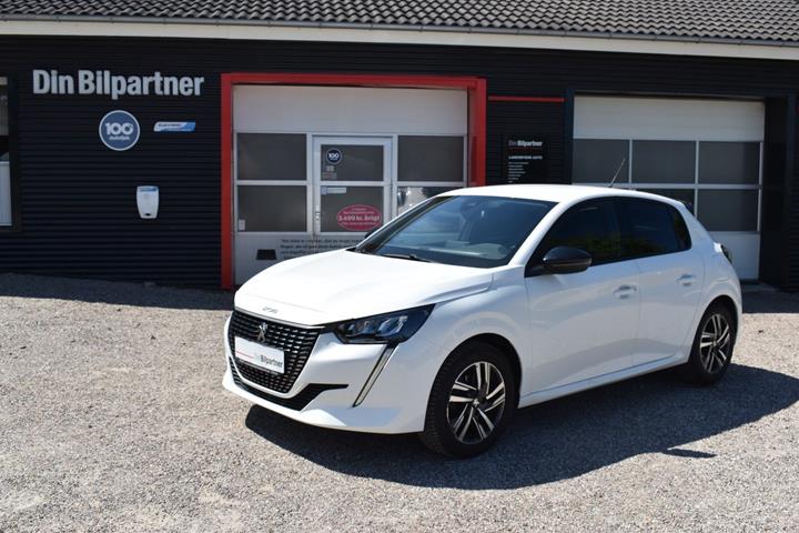 Hvid Peugeot 208 fra 2022 set udefra