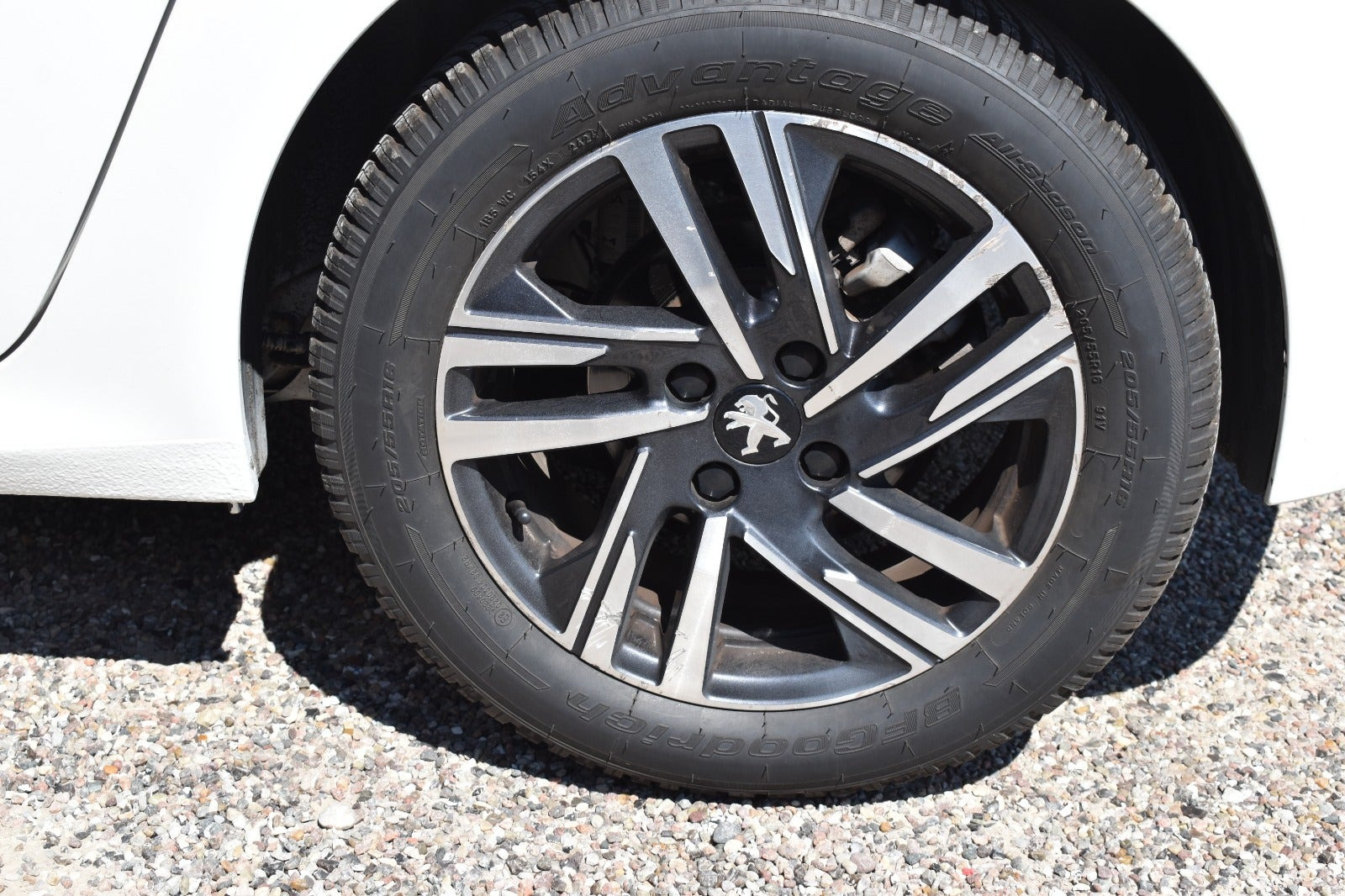 Hvid Peugeot 208 fra 2022