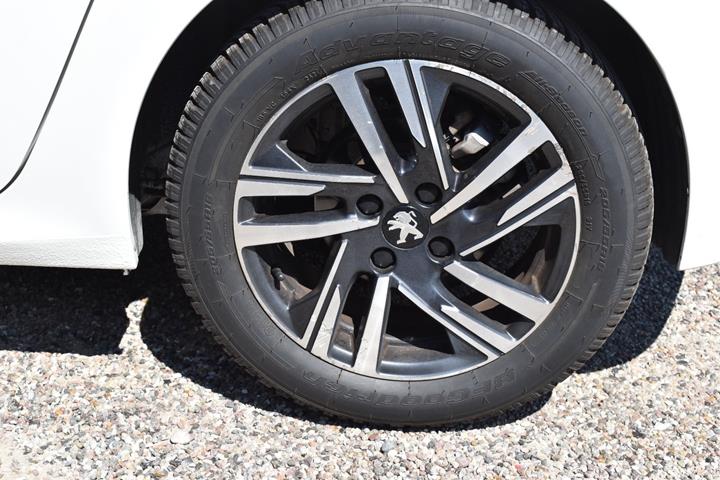 Hvid Peugeot 208 fra 2022