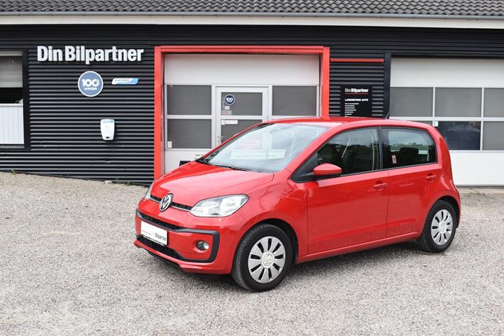 Rød VW UP! fra 2019 set udefra