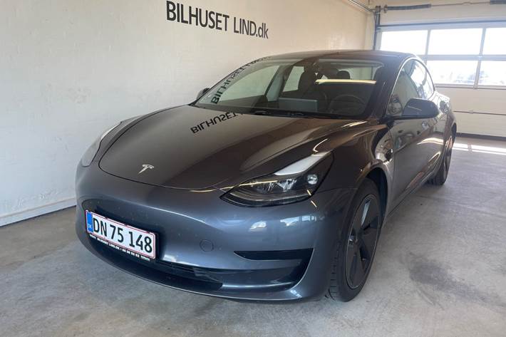 Grå Tesla Model 3 fra 2022 set udefra