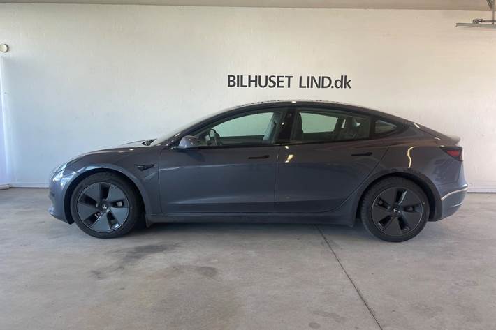 Grå Tesla Model 3 fra 2022