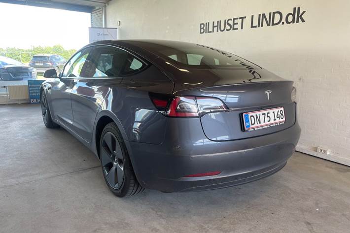 Grå Tesla Model 3 fra 2022