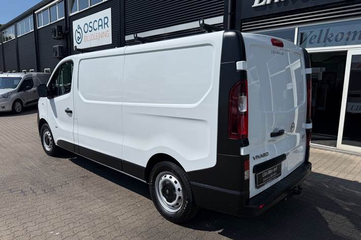 Hvid Opel Vivaro fra 2015