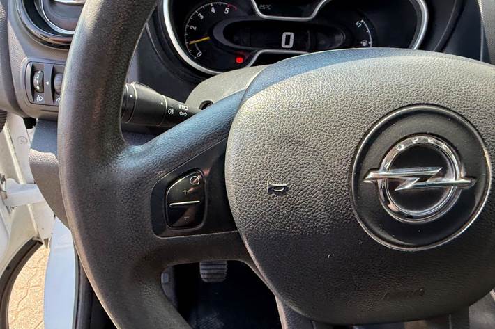 Hvid Opel Vivaro fra 2015