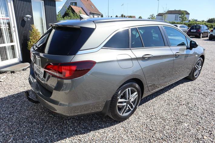 Grå Opel Astra fra 2017